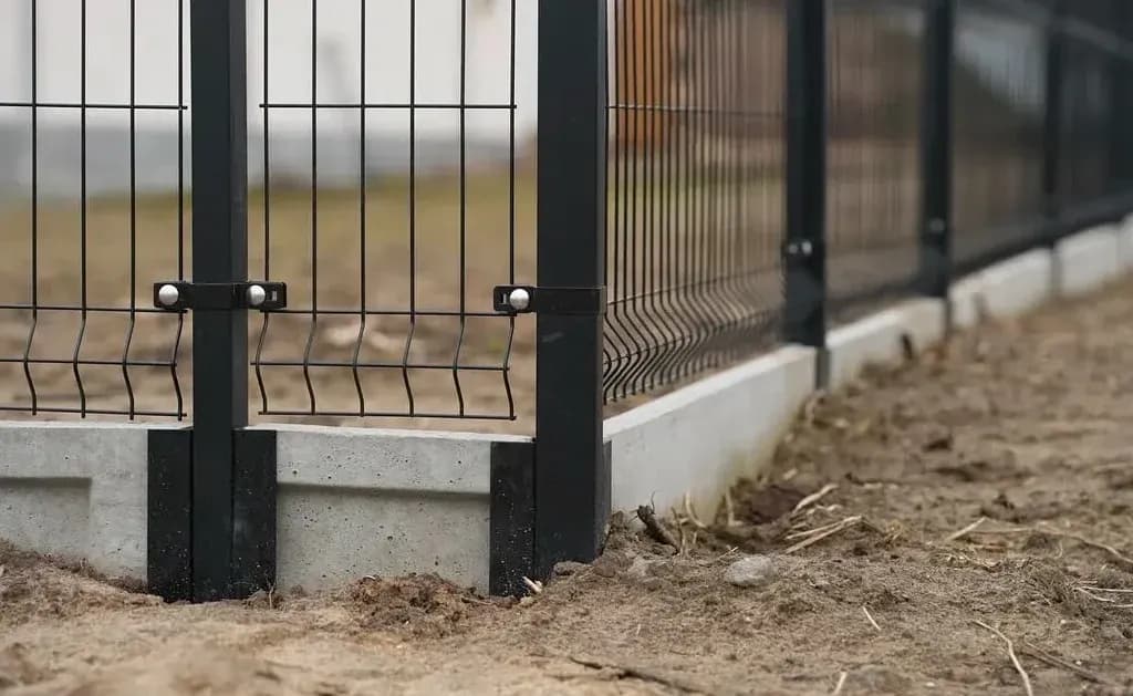 Samodzielne ogrodzenie bez błędów: krok po kroku i koszty
