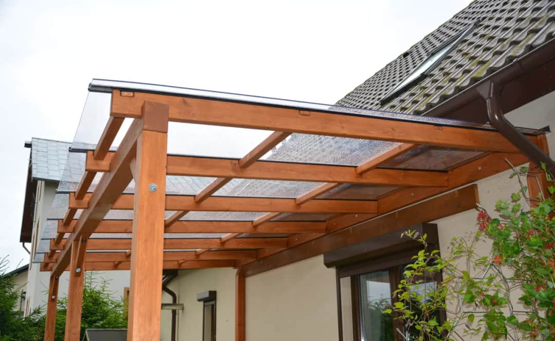 Najlepsze materiały na zadaszenie tarasu: Praktyczny poradnik wyboru