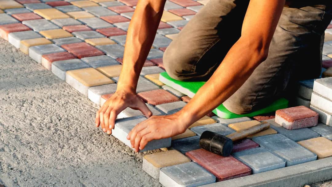 Profesjonalny poradnik: Jak perfekcyjnie ułożyć kostkę brukową na tarasie bez błędów