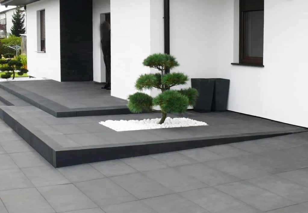 Jak zabezpieczyć i ozdobić betonowy taras zewnętrzny bez kosztownych błędów