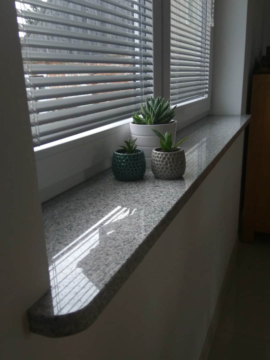 Jakie materiały na parapety wewnętrzne? Poznaj najlepsze rozwiązania