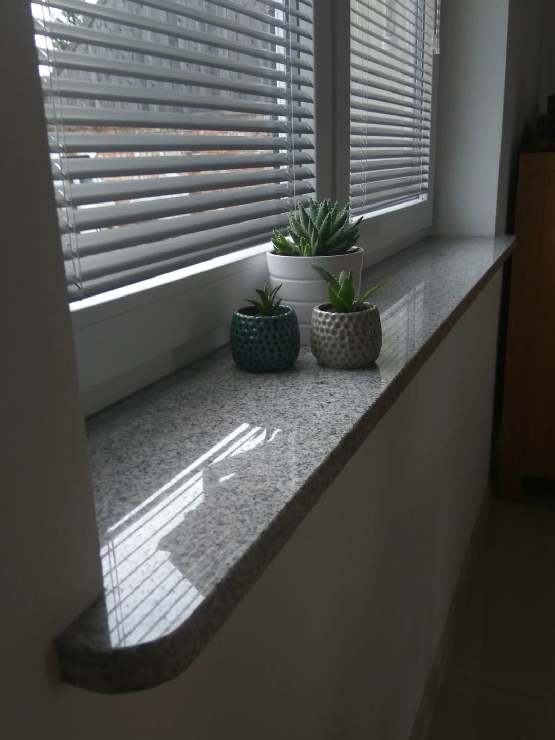 Jakie materiały na parapety wewnętrzne? Poznaj najlepsze rozwiązania