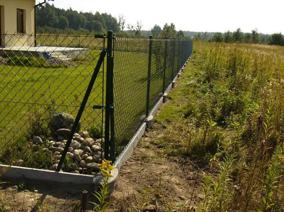 Profesjonalne ogrodzenie z siatki krok po kroku bez kosztownych błędów