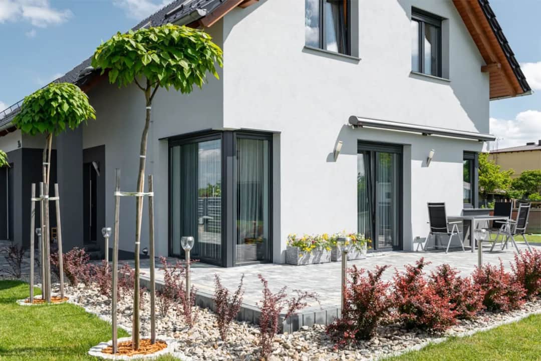 Idealny parapet do antracytowych okien. Praktyczne wskazówki wyboru