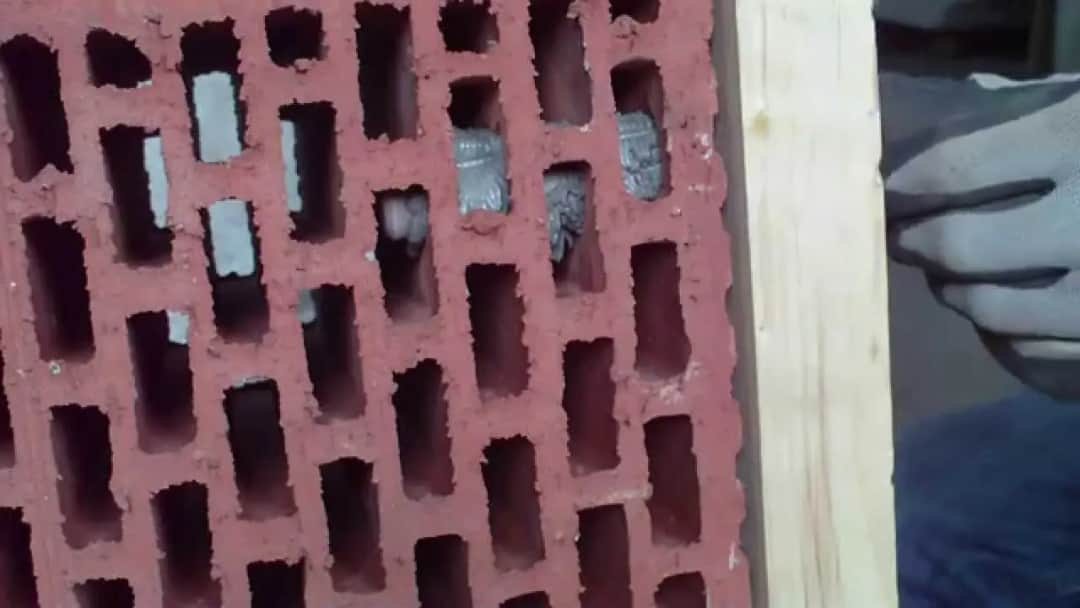 Mocne kotwy do porothermu: uniknij wpadek przy montażu ścian ceramicznych