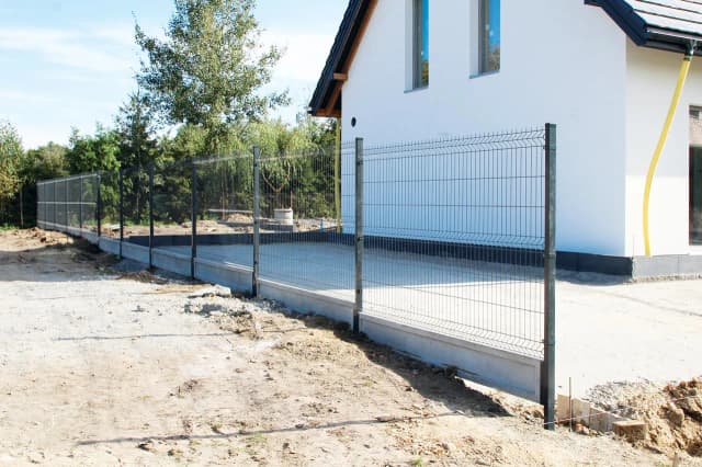 Ile kosztuje robocizna ogrodzenia panelowego? Uniknij wpadek i poznaj prawdziwe ceny