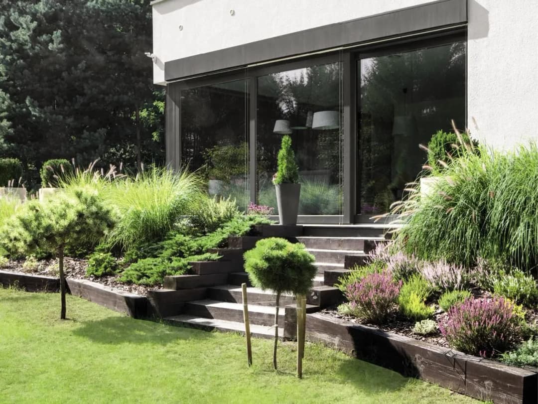 Jak obsadzić skarpę przy tarasie? Skuteczne sposoby na piękne i trwałe umocnienie zboczy