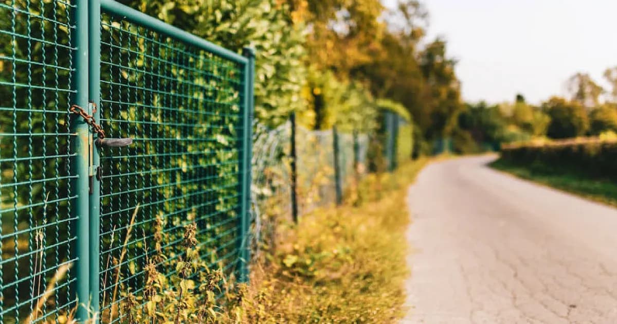 Odległość ogrodzenia od drogi gminnej. Unikaj błędów i kar!
