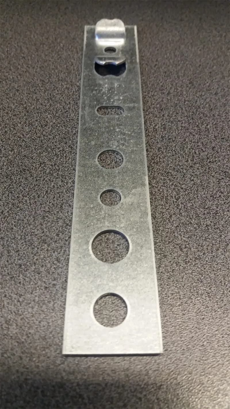 Tanie kotwy do okien PCV: Ile naprawdę zapłacisz za solidne mocowanie?