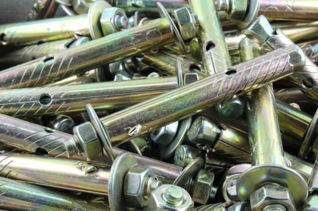 Najlepsze kotwy do betonu: Uniknij wpadek przy mocowaniu