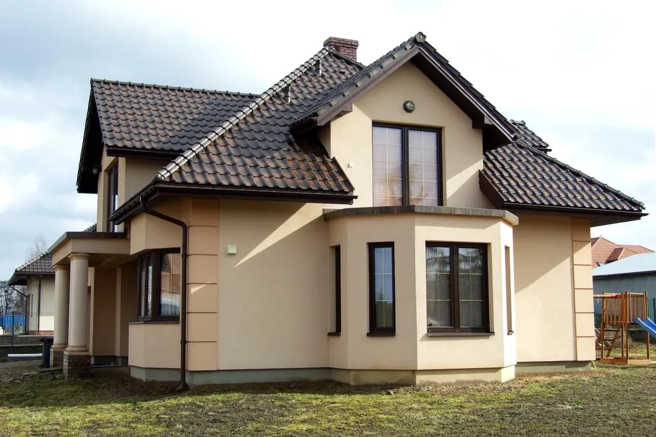 Idealny kolor ogrodzenia do brązowego dachu. Uniknij wpadki stylistycznej!