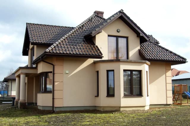 Idealny kolor ogrodzenia do brązowego dachu. Uniknij wpadki stylistycznej!