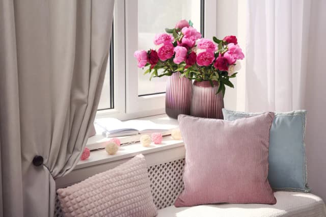 Piękny parapet w salonie: 5 genialnych sposobów na stylową dekorację